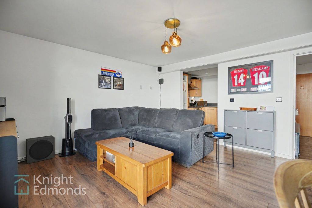 Property photo 3 of 9 Lounge / Dining Room