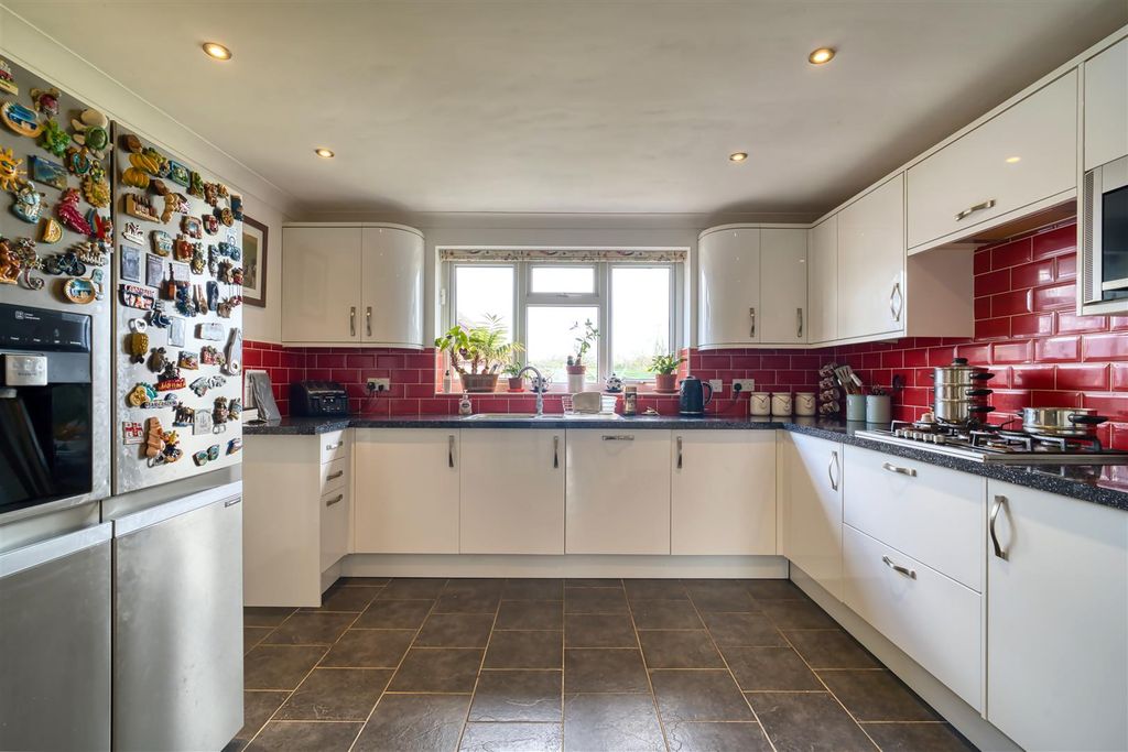 Property photo 2 of 10 Kitchen