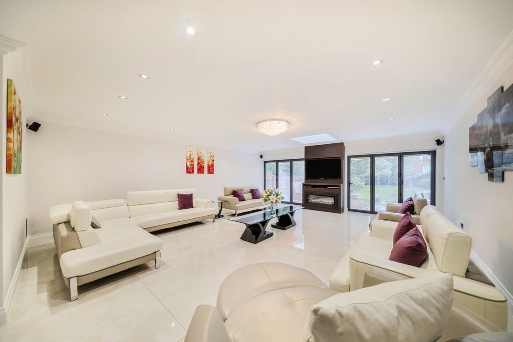 Property photo 2 of 31 1358402-1-68E0136...