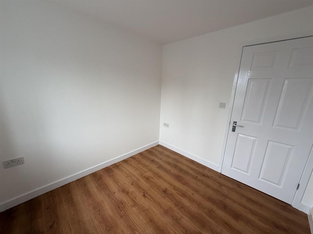 Property photo 3 of 6 Bed Two.Jpeg