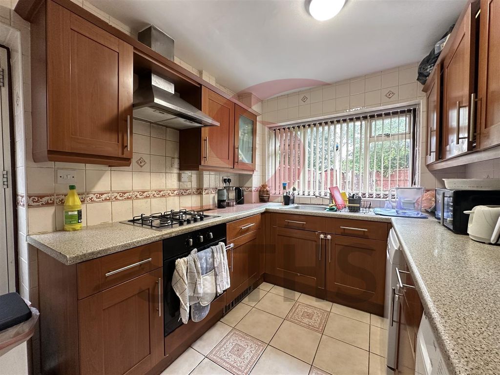 Property photo 3 of 10 Kitchen
