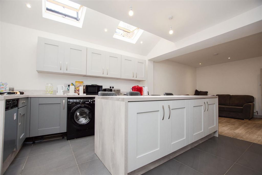 Property photo 3 of 15 Approach