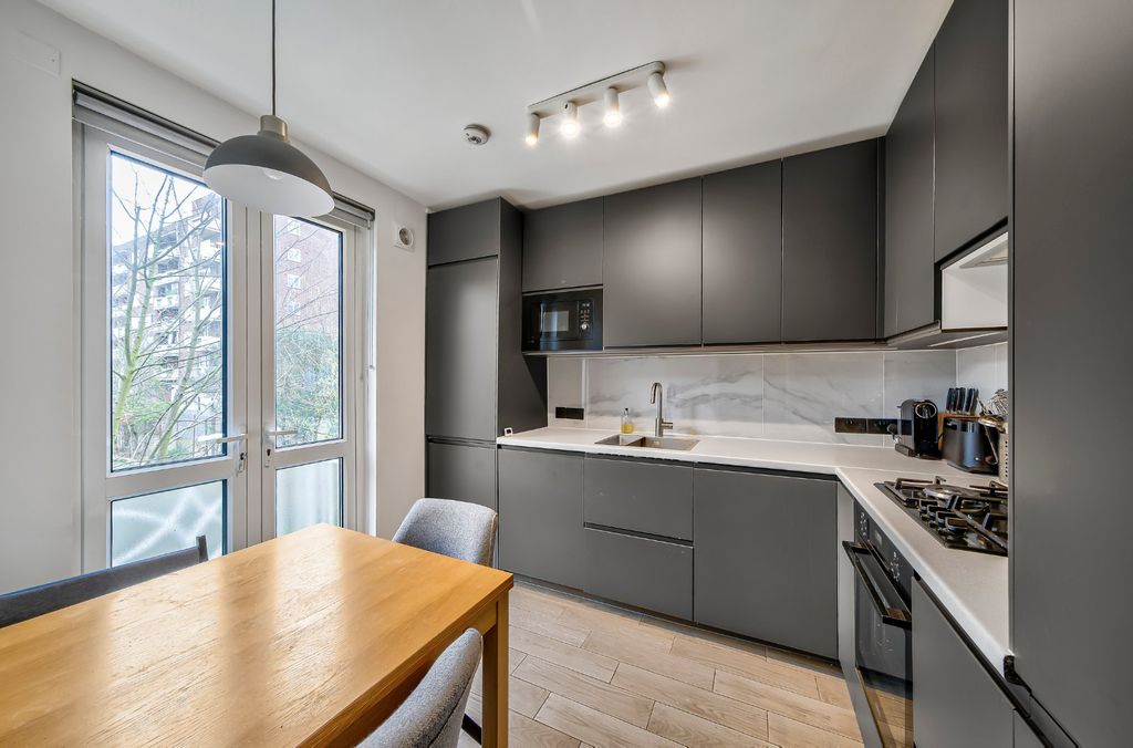 Property photo 2 of 7 Kitchen