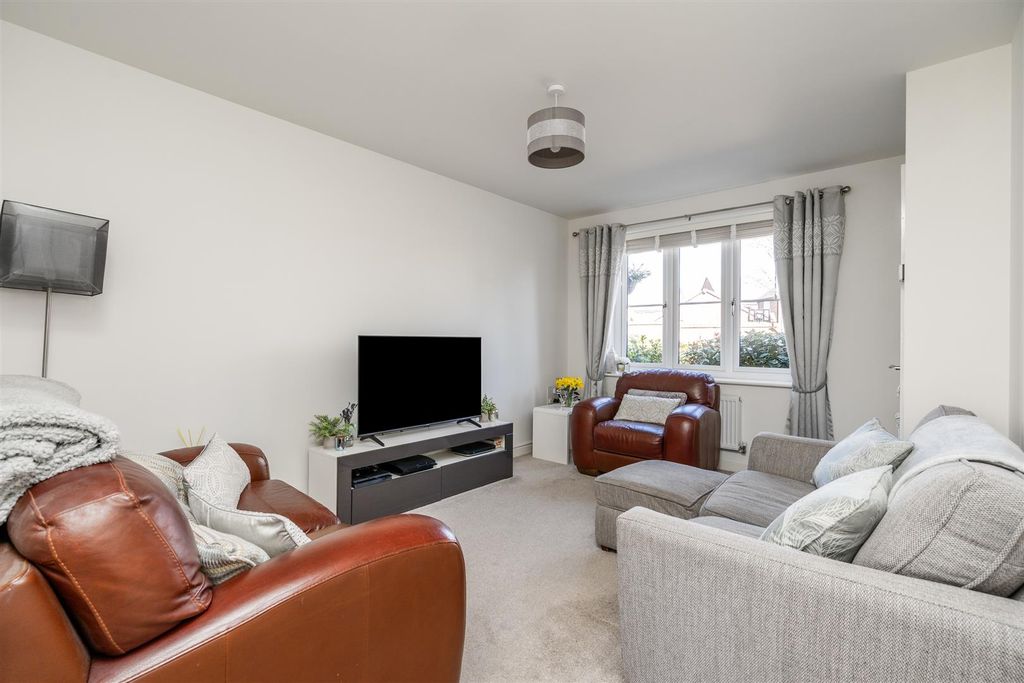 Property photo 2 of 11 3 Memorial Close_6.Jpg