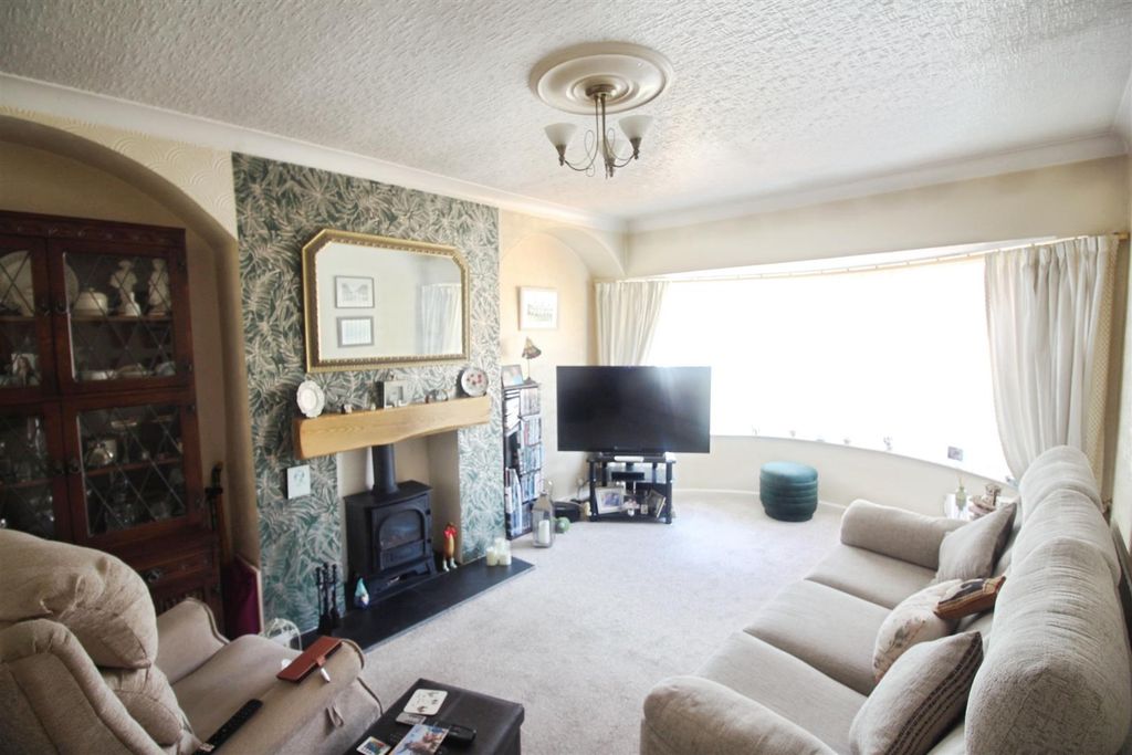 Property photo 2 of 13 Lounge
