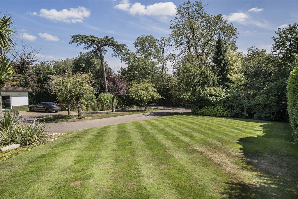 Property photo 3 of 40 Serene Front Garden