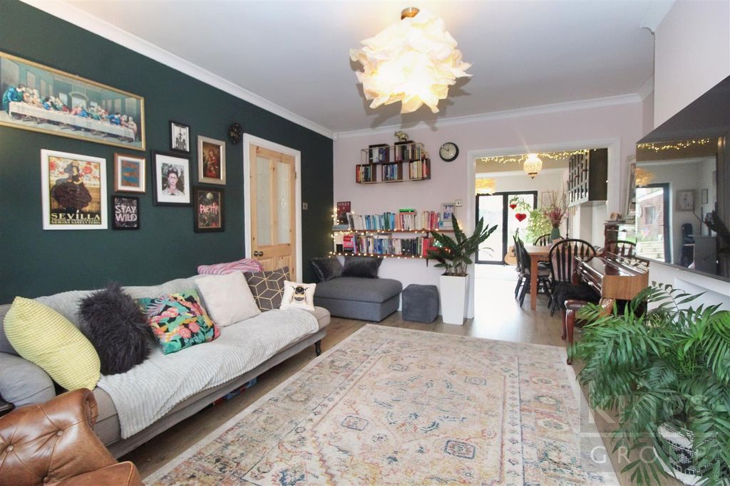 Property photo 2 of 14 Lounge