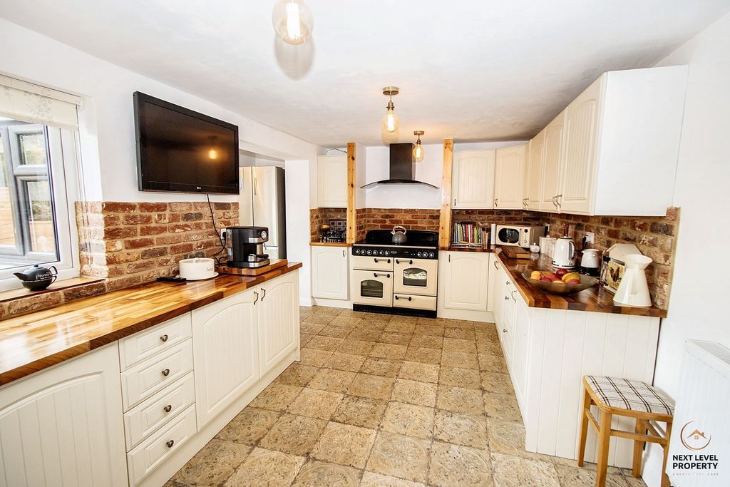 Property photo 2 of 28