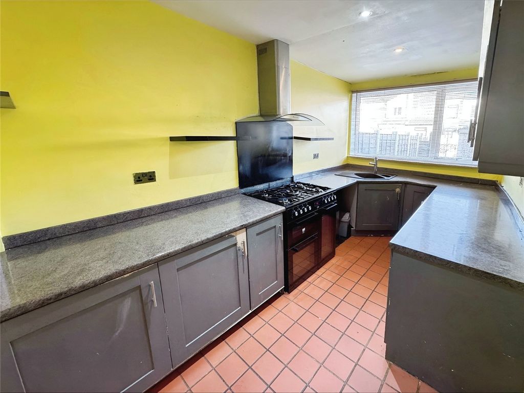 Property photo 3 of 10 Kitchen
