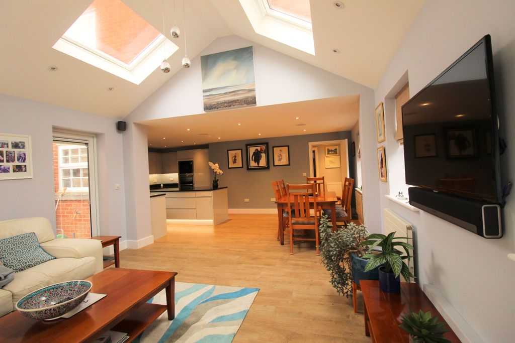 Property photo 3 of 33 Lounge Diner