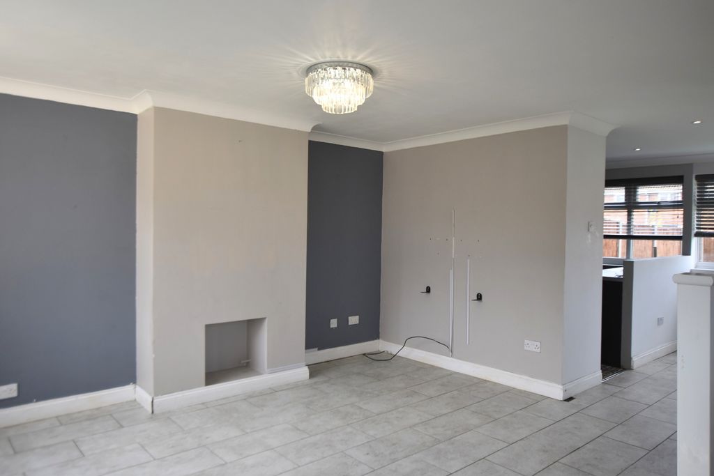 Property photo 2 of 17 94 Tiffany 3