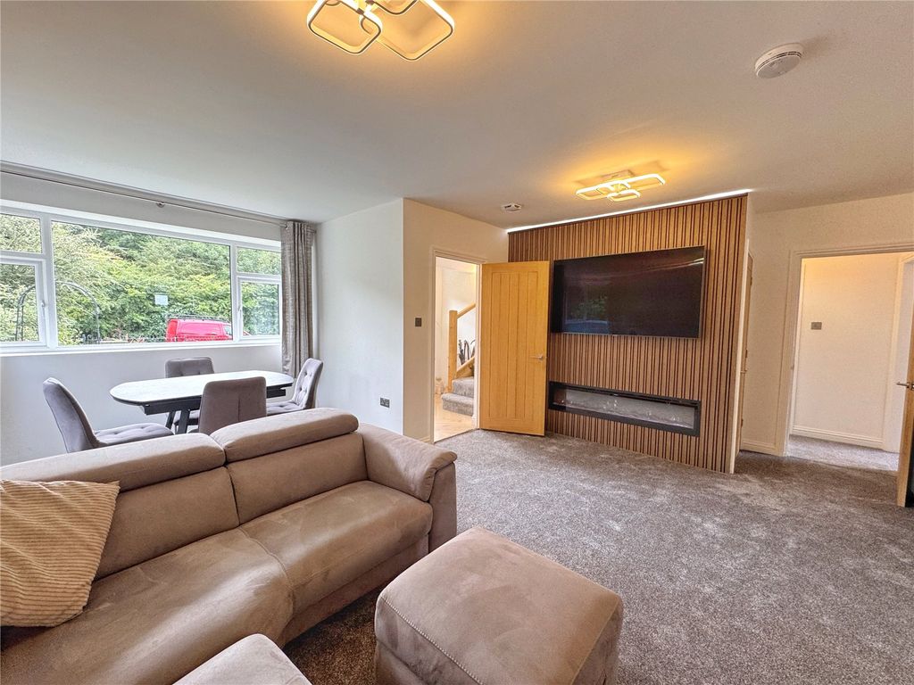 Property photo 3 of 27 Living/ Dining Room