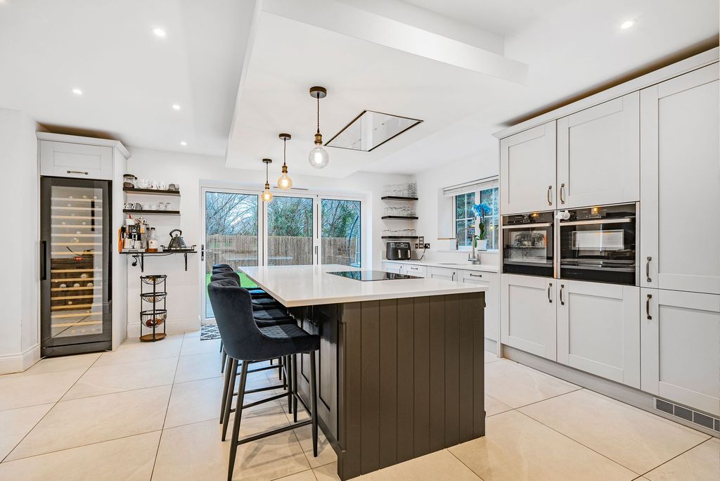 Property photo 3 of 25 Kitchen