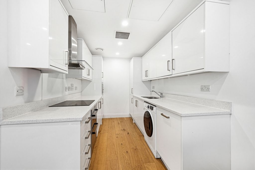 Property photo 2 of 16 Flat 3 10 Evelyn ...