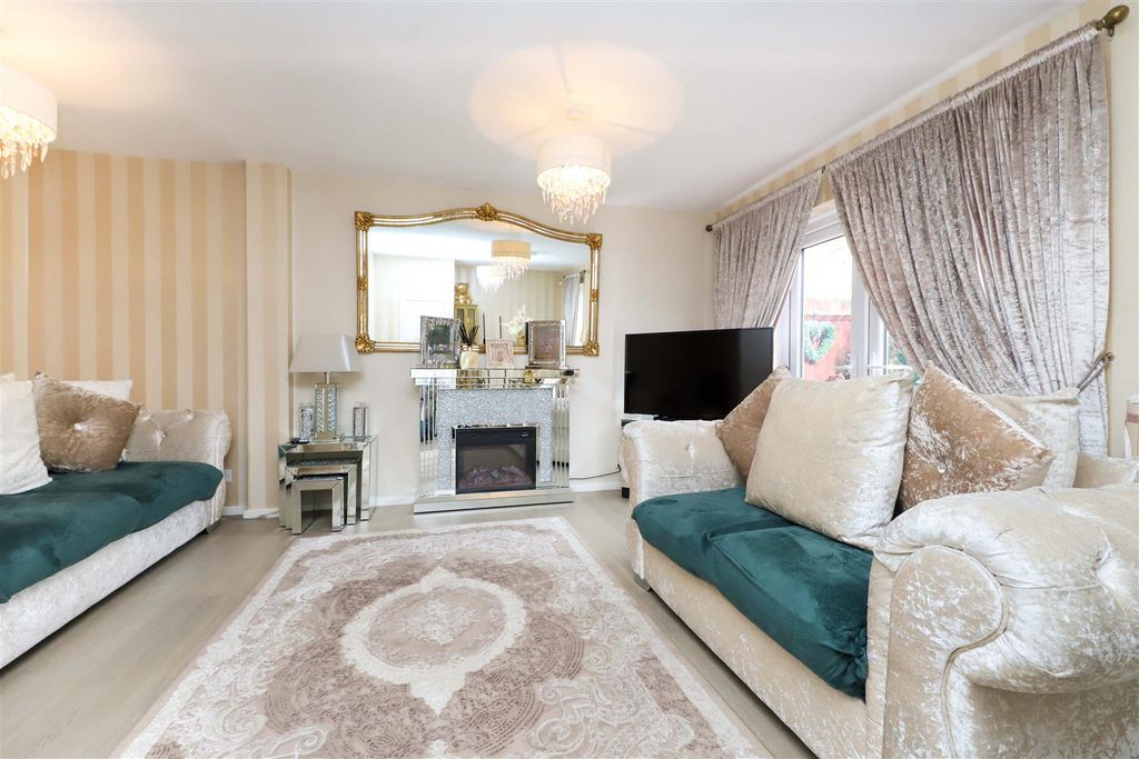 Property photo 2 of 11 Living/Dining Room