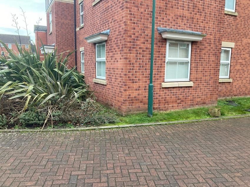 Property photo 2 of 10 68 Snitterfield Drive - Access.Jpg