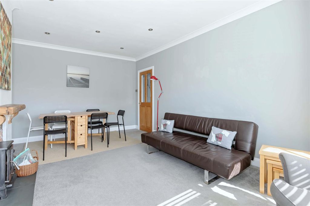 Property photo 2 of 9 Chesham Close_2.Jpg