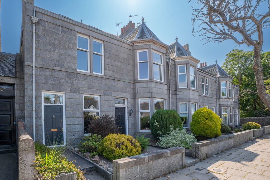 Property photo 1 of 32