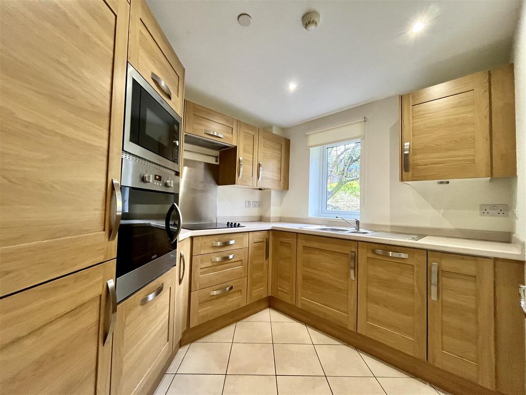 Property photo 3 of 10 Kitchen