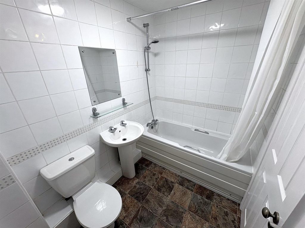 Property photo 3 of 11 Bathroom