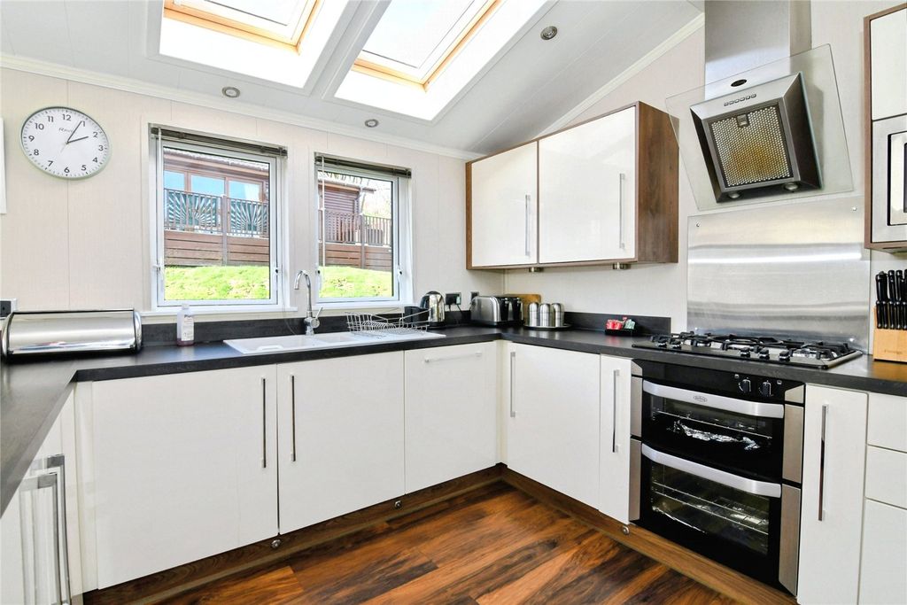 Property photo 2 of 15 Picture No. 28