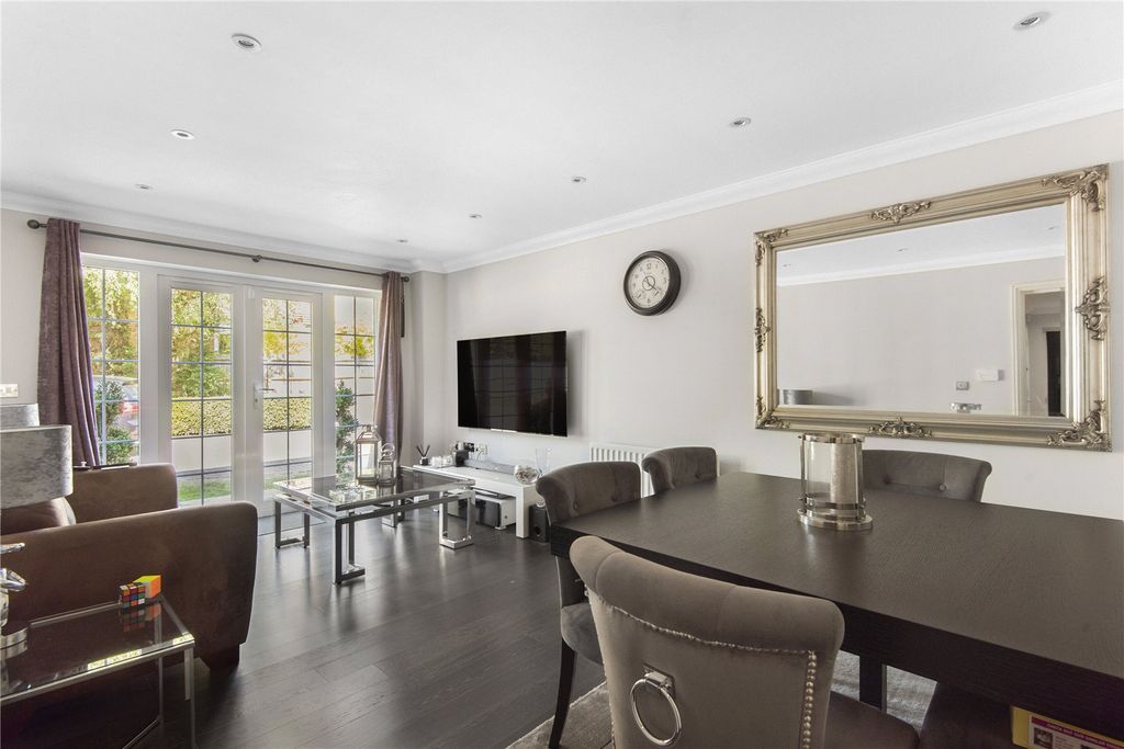 Property photo 3 of 10 Dining Area
