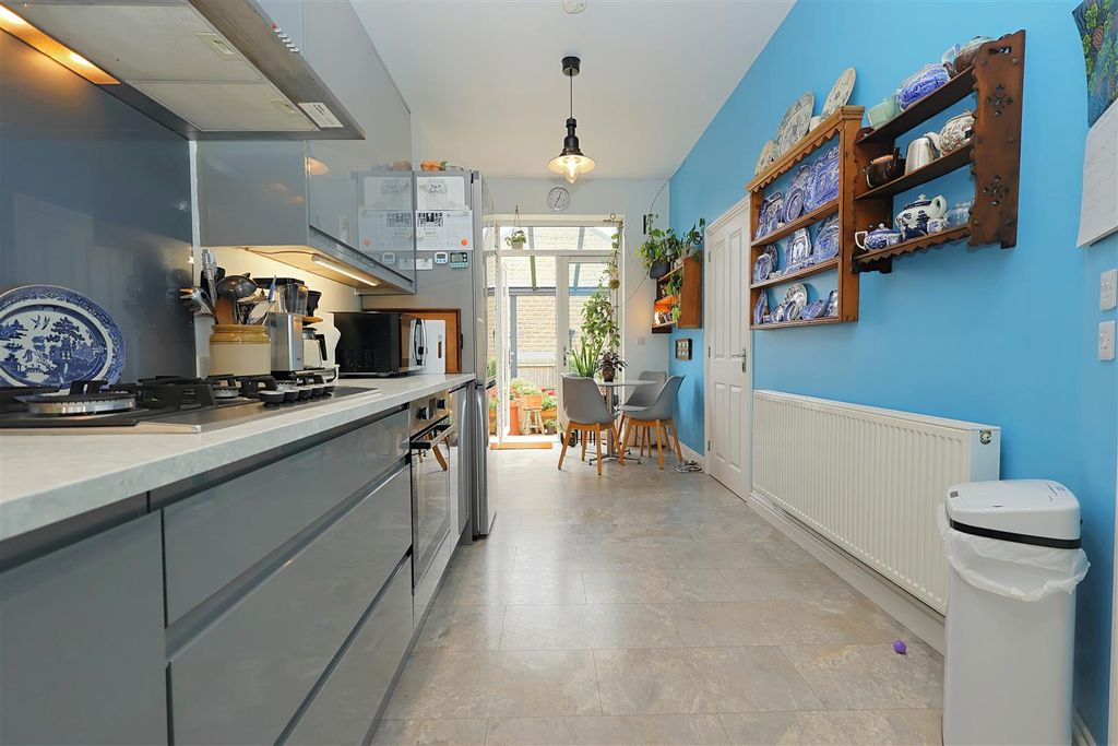 Property photo 2 of 25 Kitchen