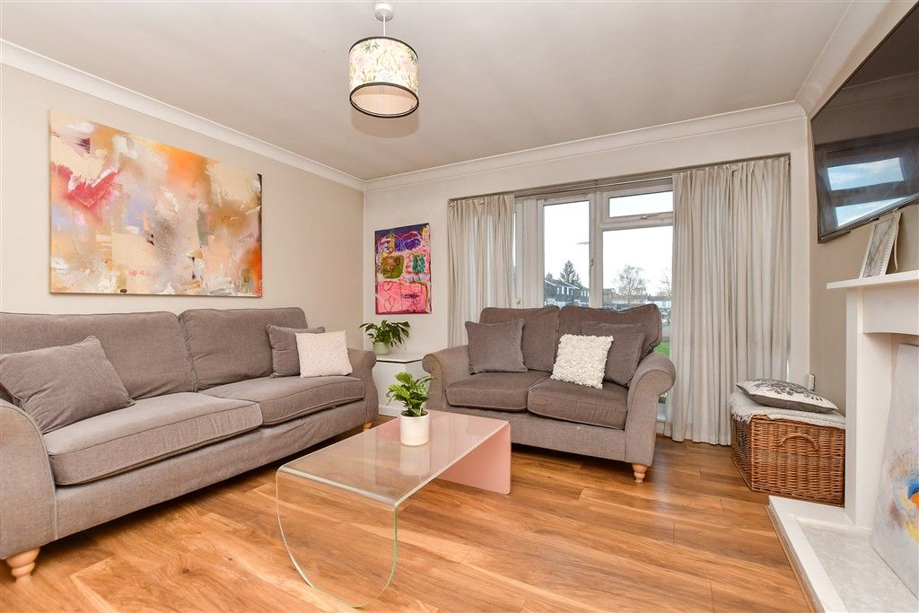 Property photo 3 of 8 Lounge