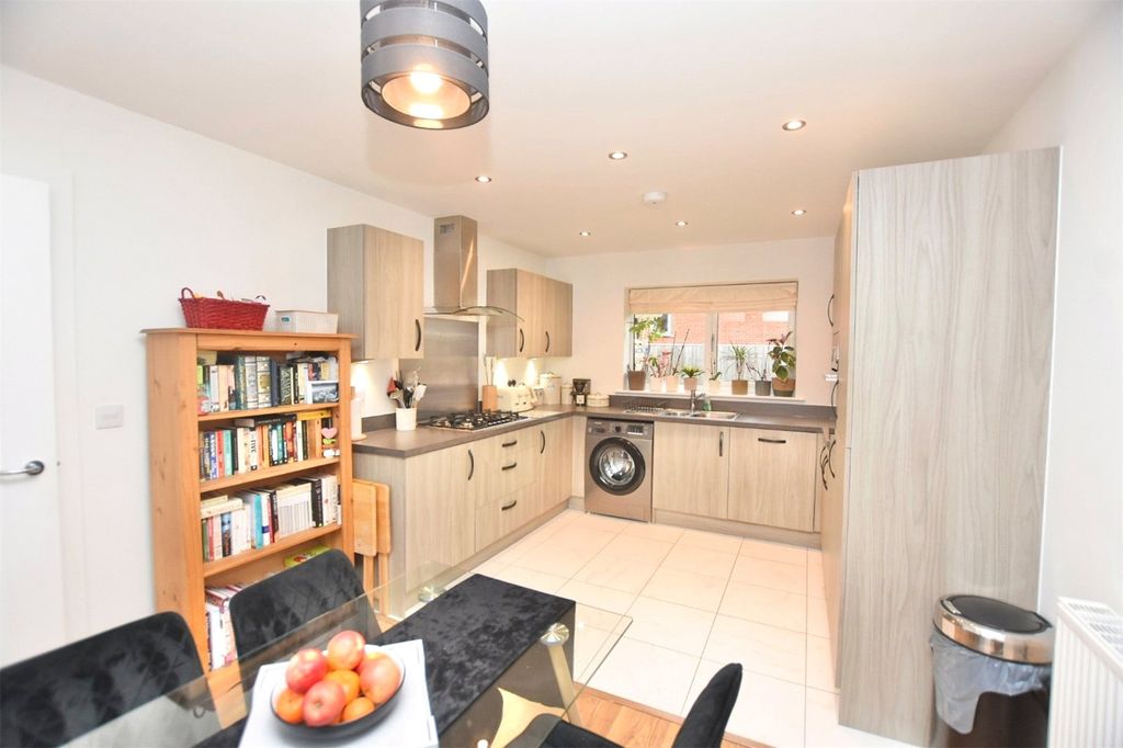 Property photo 3 of 18 Kitchen Diner