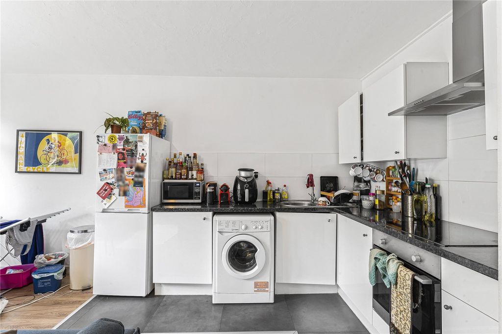 Property photo 3 of 11 Kitchen