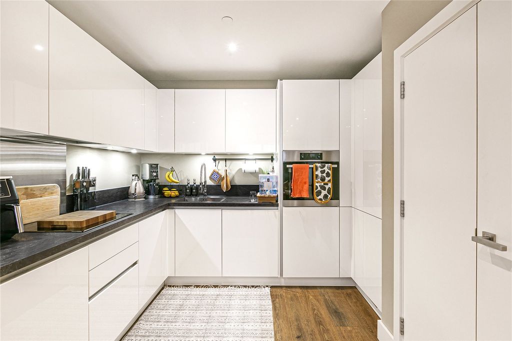 Property photo 3 of 19 Reception/Kitchen