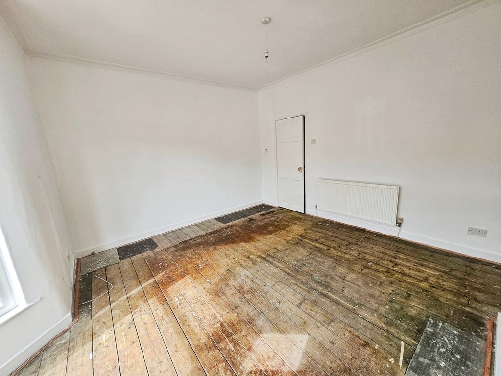 Property photo 3 of 12 Lounge
