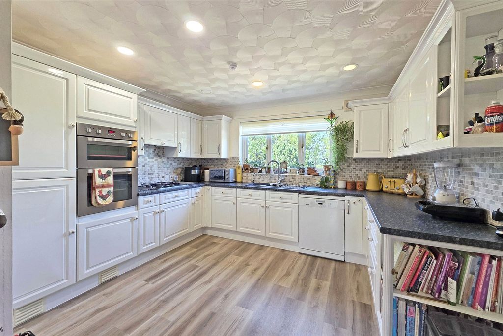 Property photo 3 of 25 Kitchen