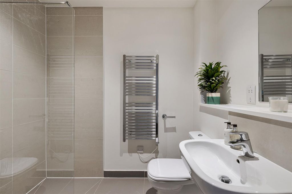 Property photo 3 of 24 Gainsford Road E17
