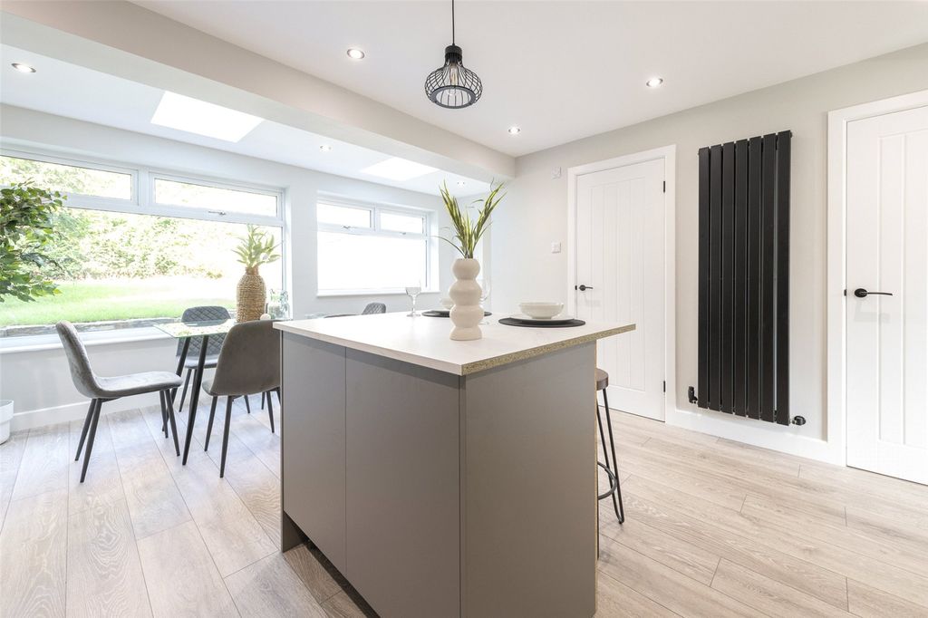 Property photo 3 of 33 Dining Kitchen