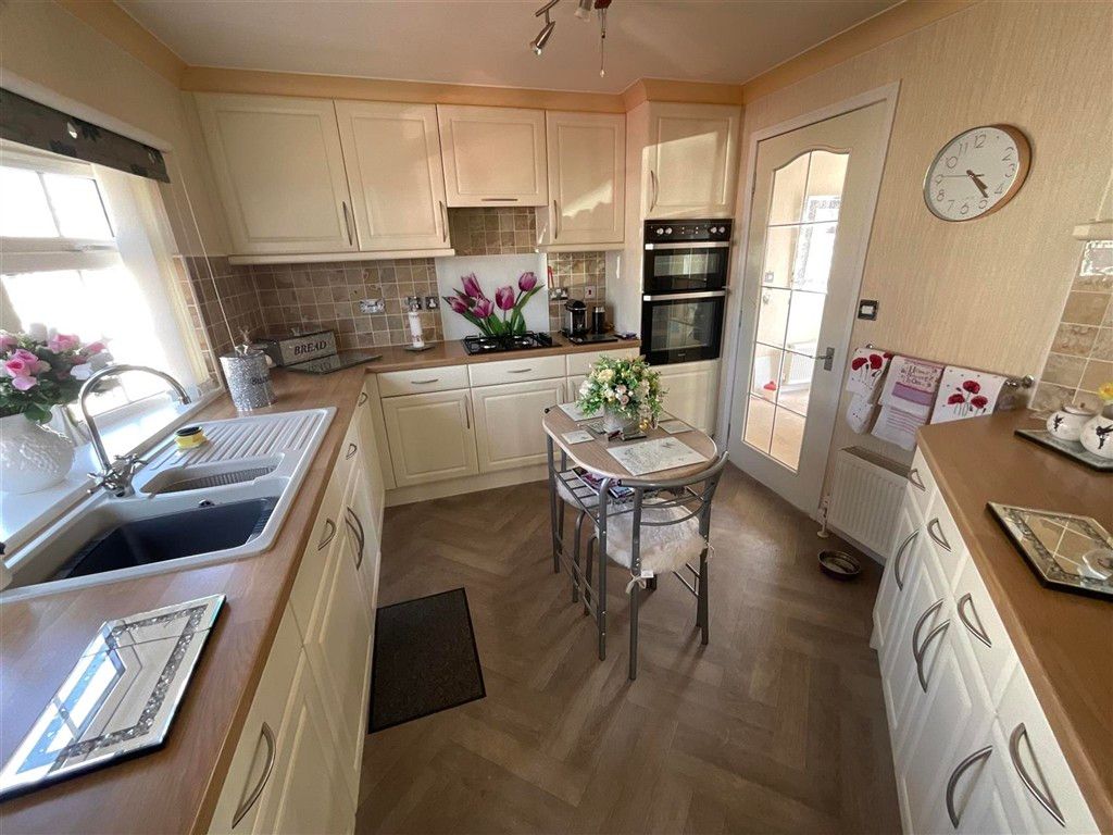 Property photo 2 of 9 Kitchen