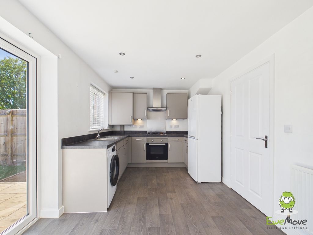 Property photo 2 of 17 Ewemove Basingstoke St Cross Road Kitchen