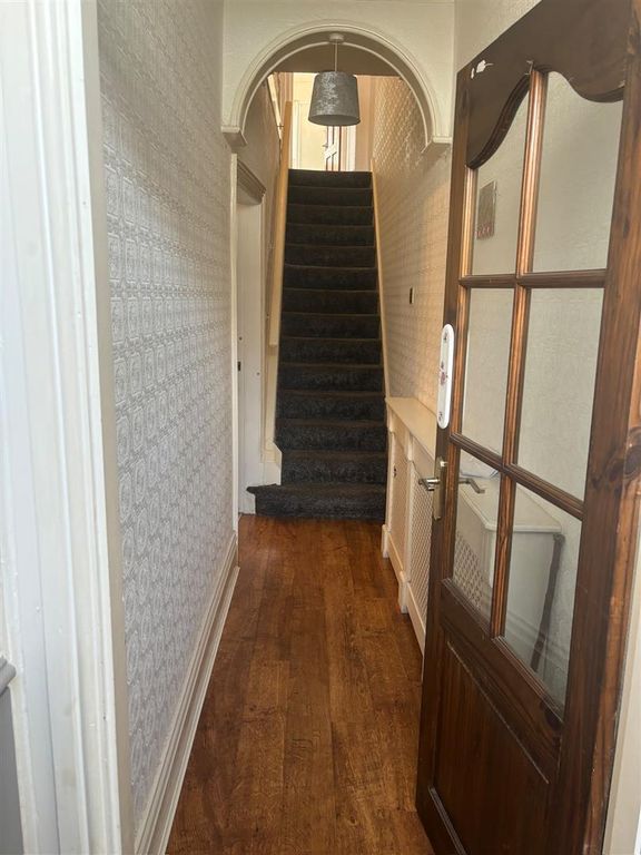 Property photo 2 of 11 Hallway