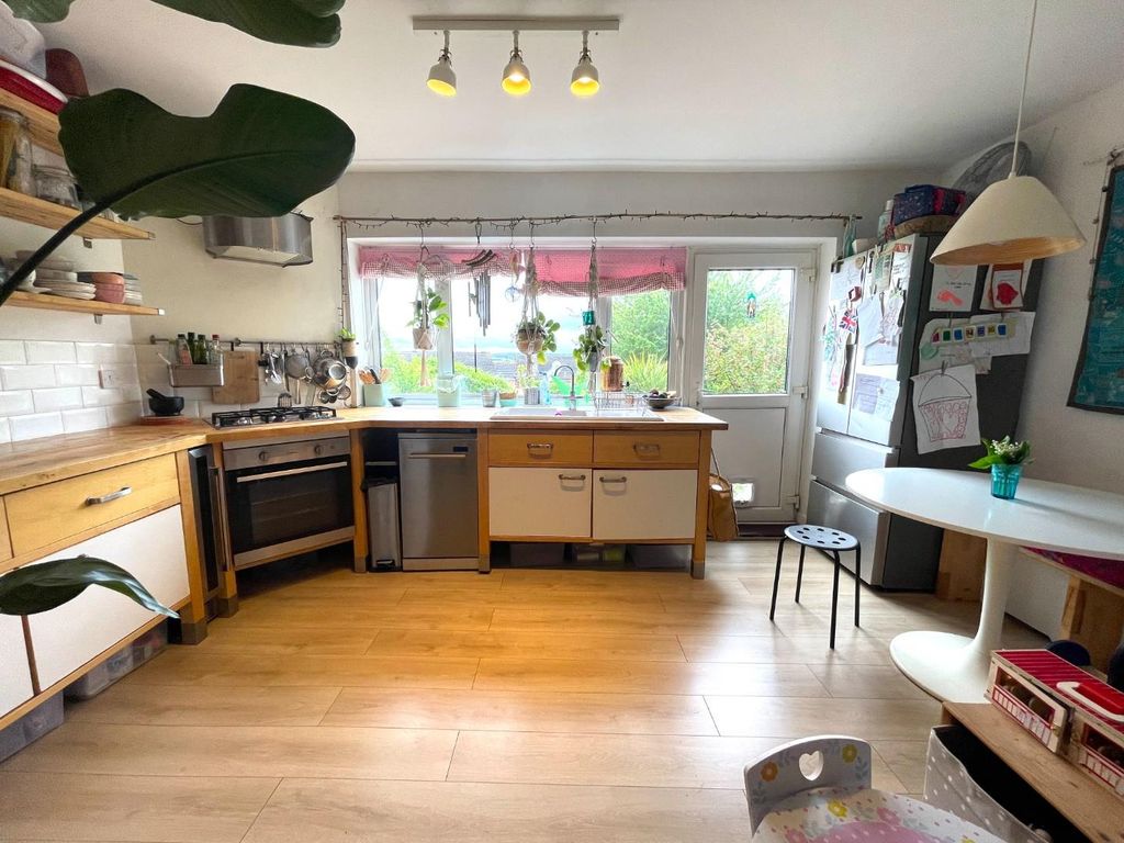 Property photo 2 of 17 Kitchen.Jpg