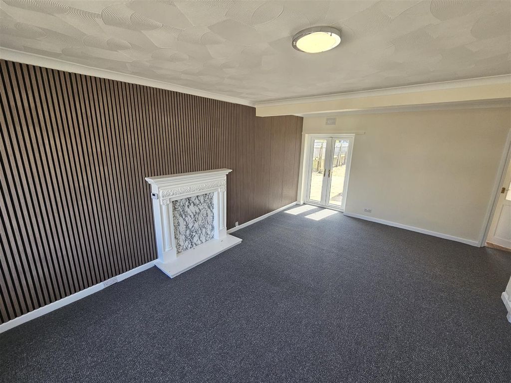 Property photo 2 of 16 Lounge