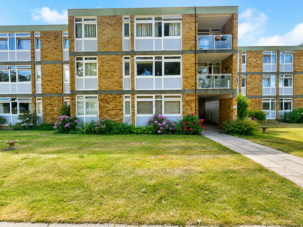 Property photo 1 of 13 Spacious 3-Bed Flat In Horsell