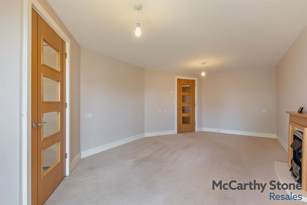 Property photo 3 of 20 8645913-Interior14-800.Jpg