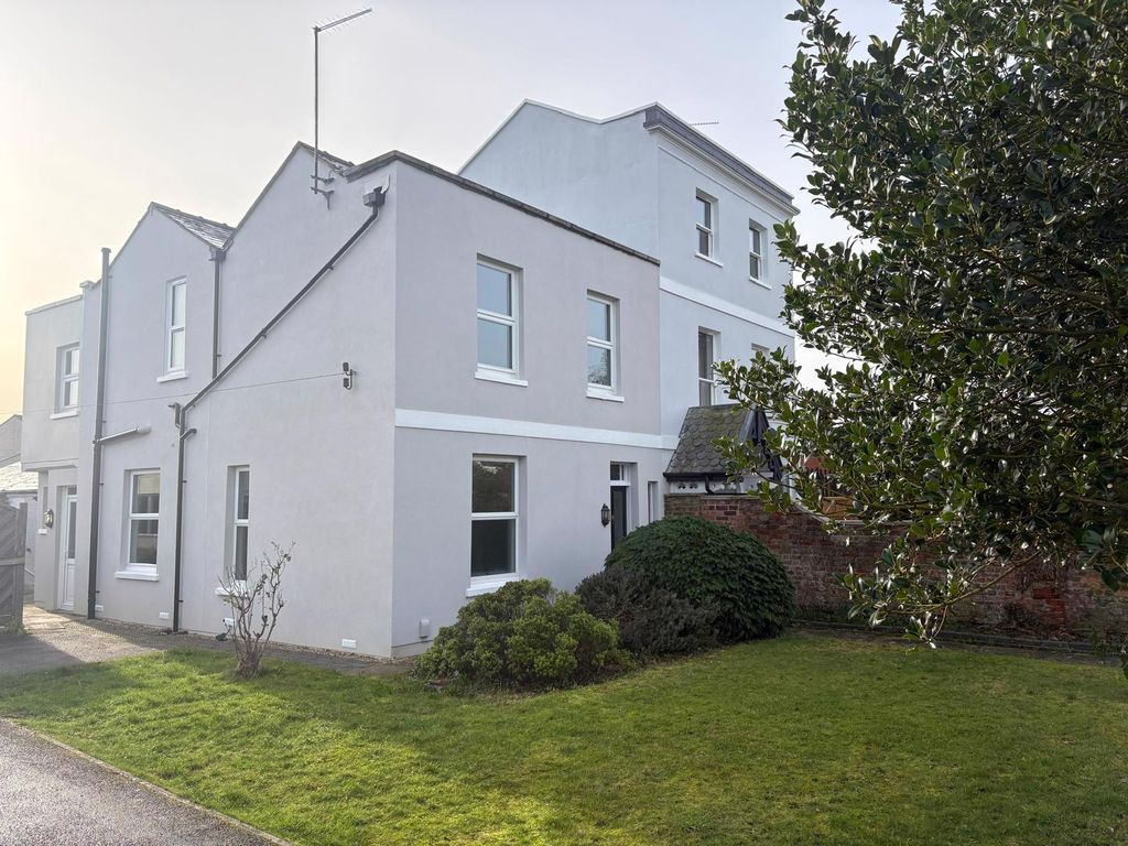 Property photo 2 of 20