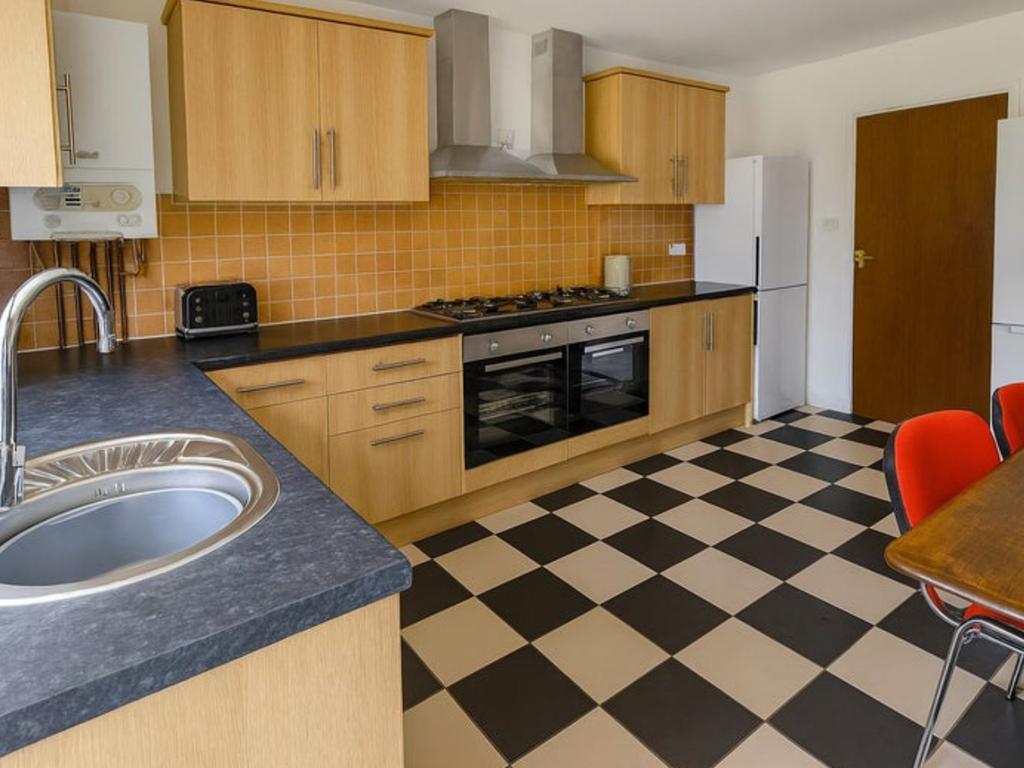 Property photo 2 of 6 Kitchen