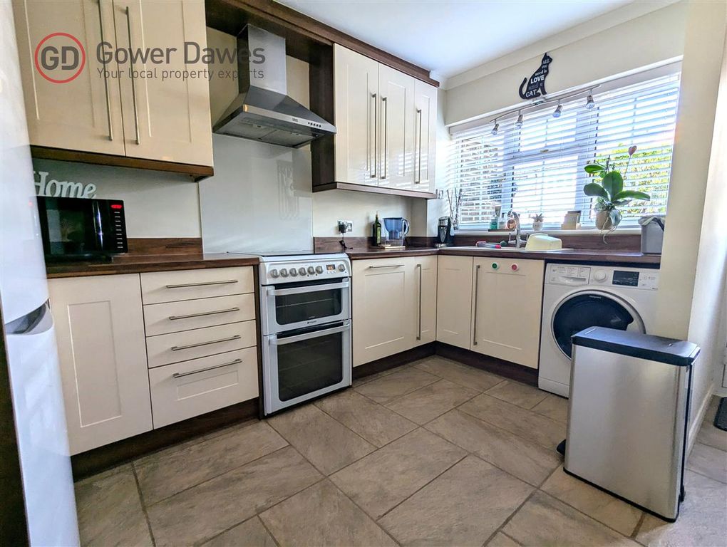 Property photo 2 of 14 Kitchen