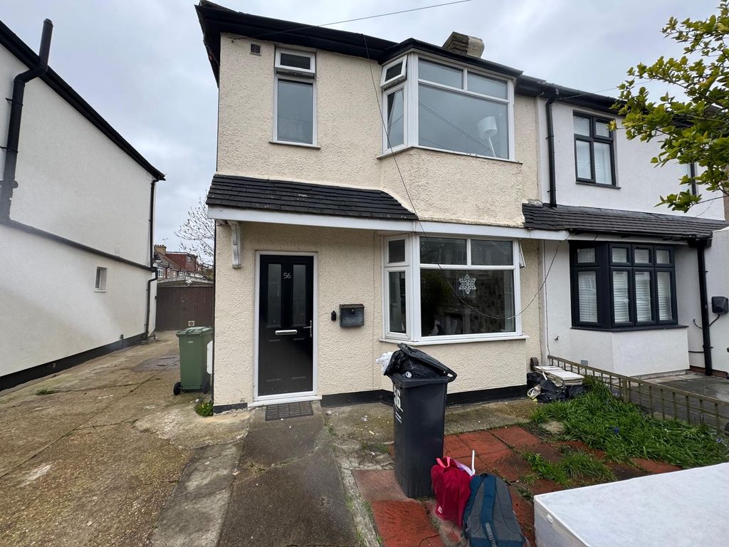 Property photo 1 of 11 Four Bedroom House With Two Bathroom- Chadwel Heath