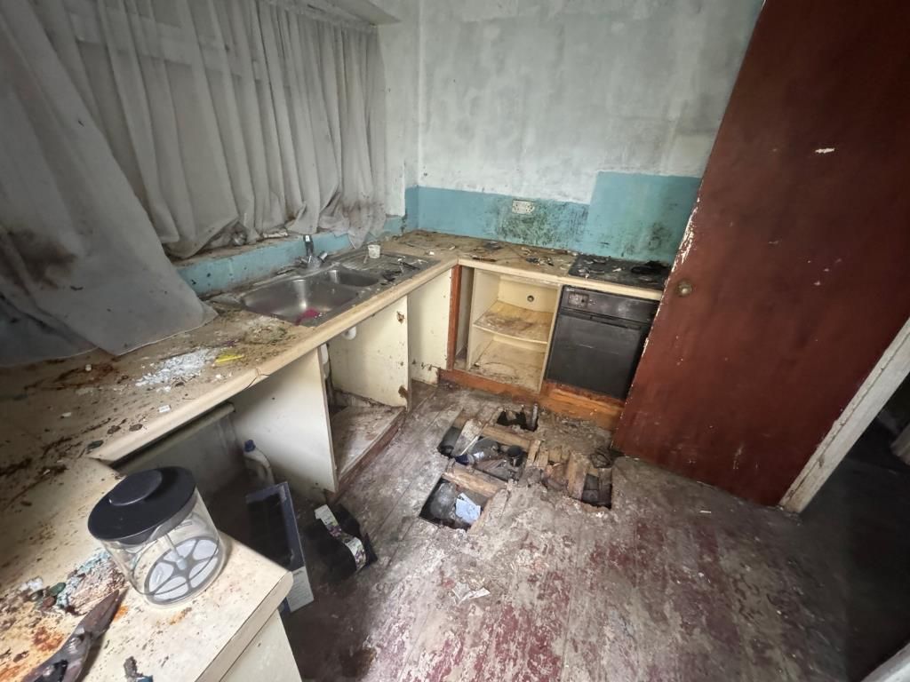 Property photo 2 of 8 Kitchen