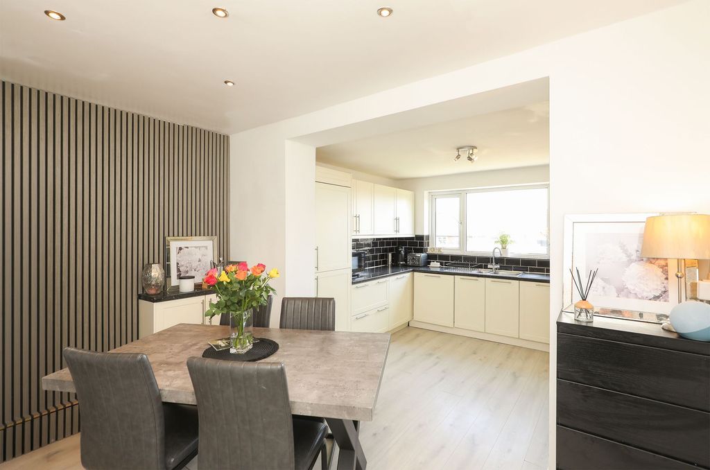 Property photo 2 of 27