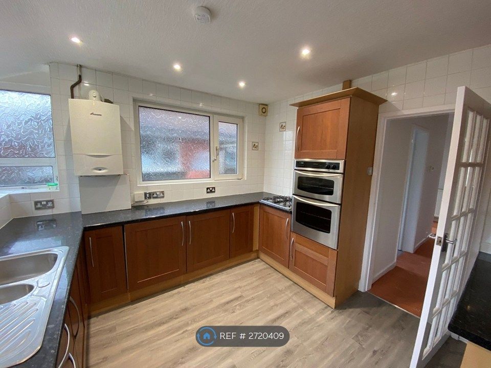 Property photo 2 of 9 Kitchen