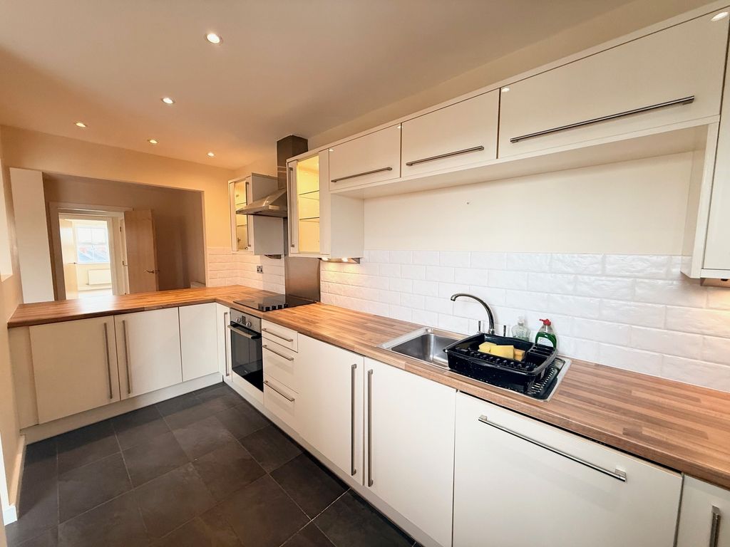 Property photo 3 of 12 Kitchen